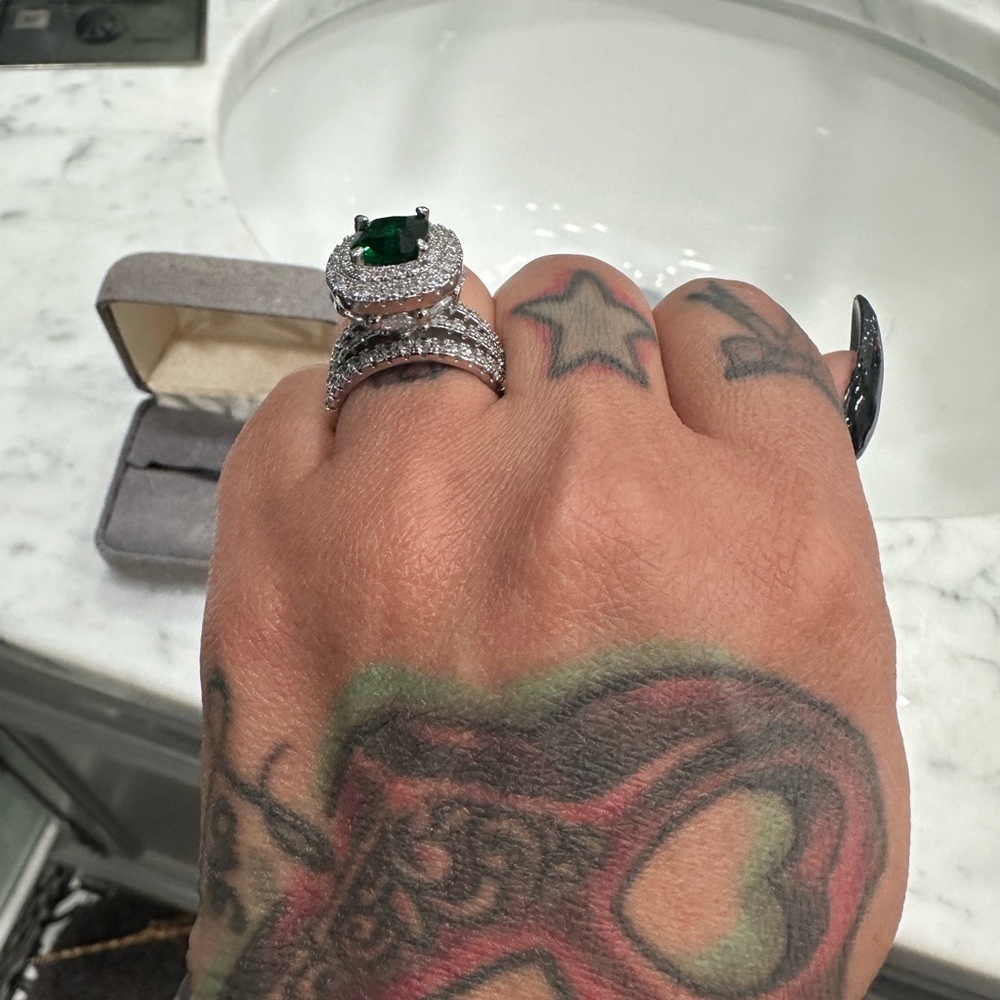 New emerald green big stone engagement ring - Picture 3 of 7